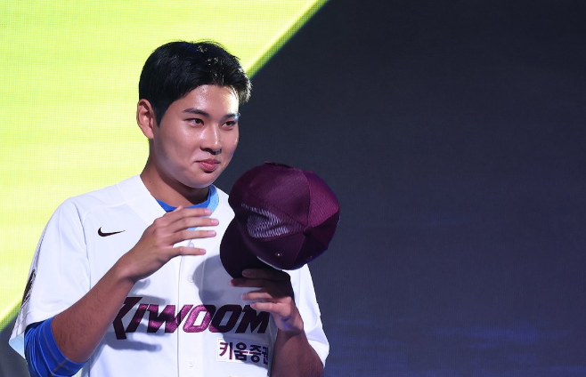 [KBO] 양키스 ‘40억원 제안’ 대신 KBO 택했다…전체 1순위 키움 하현승은 누구?