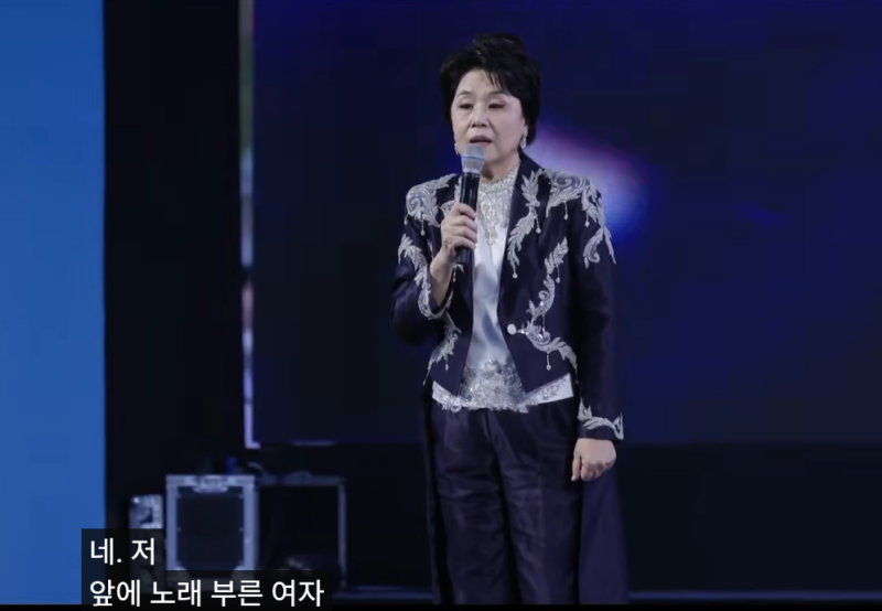 심수봉, 행사 무대서 후배 김다현 공개 비판?"노래가 뭔지도 모르는 아가씨" 당황스러운 발
