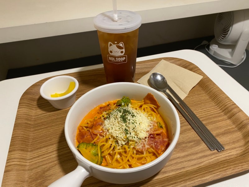 신촌만화카페 놀숲 프리미엄 신촌점…혼자 즐기는 실내 데이트, 넷플릭스부터 닌텐도까지