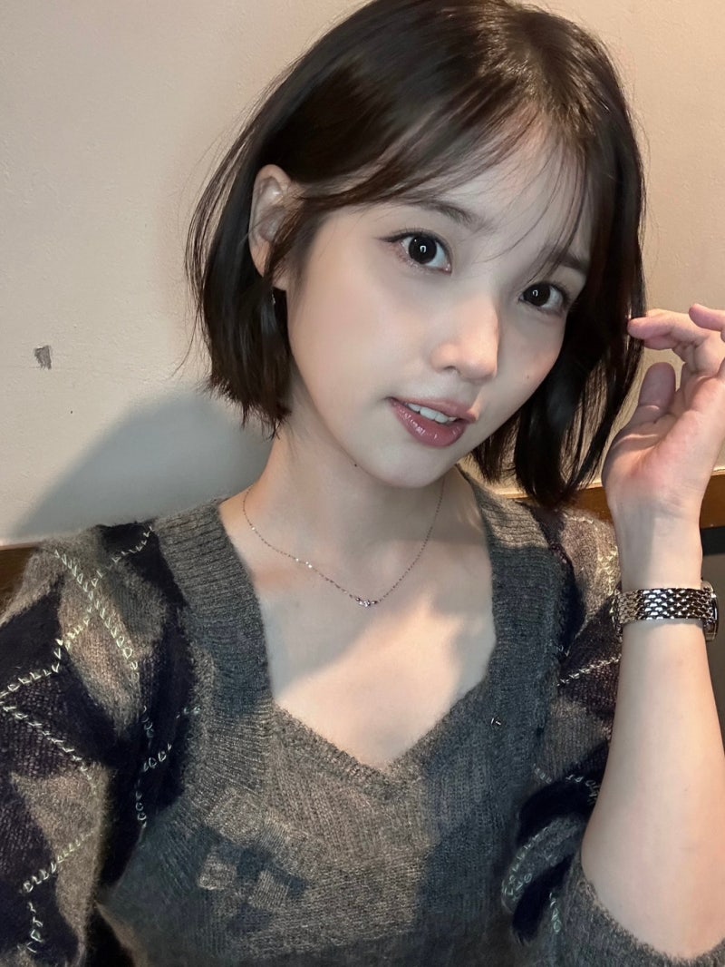 IU with Short Hair? The 'Straight Bob After 10 Years' Caused a Stir Upon Her Stage Greeting Appearance