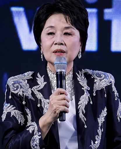 "내 앞에 내보내지 마라" 무대 위 공개 면박 논란 끝에... 심수봉, 17세 후배 가수에게 결국 사....