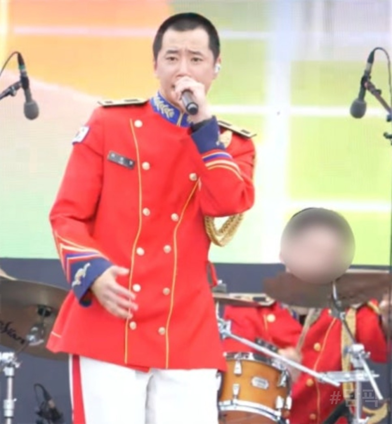 "군대 간 지 두 달"...이준영, 장수 축제서 붉은 제복 입고 부른 허니 정체