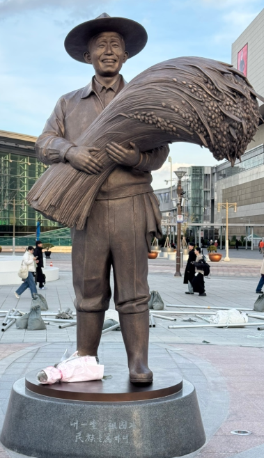 박정희 동상 결국 철거될까…동대구역에서 벌어진 ‘존치 vs 철거’ 법정 공방