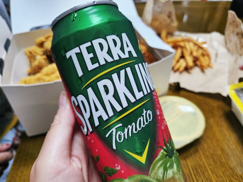BHC 뿌링클 커링클 반반치킨에 테라 토마토 맥주 한잔