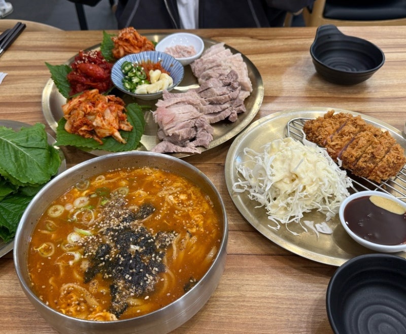 충무로 맛집 남산타워 뷰 가성비 좋은 보쌈 돈까스 맛집, 산책까지 완벽코스