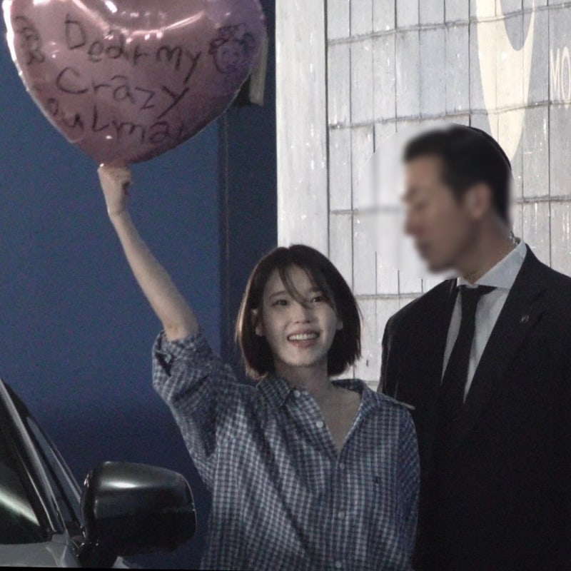 '첫사랑 그 자체..' 청순미 최고점 찍은 아이유 단발 체크 셔츠 스타일링