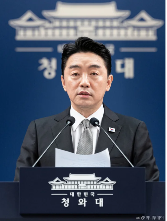 강훈식 비서실장, 李대통령에 사의…"종합적 책임 지는 차원"