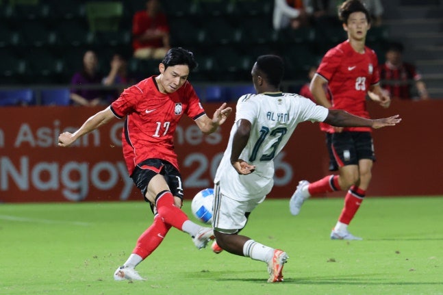 "K리그에선 날아다녔는데.." 한국축구 양민혁 아시안게임 첫 선발 54분 만에 교체...호흡이 안 ....