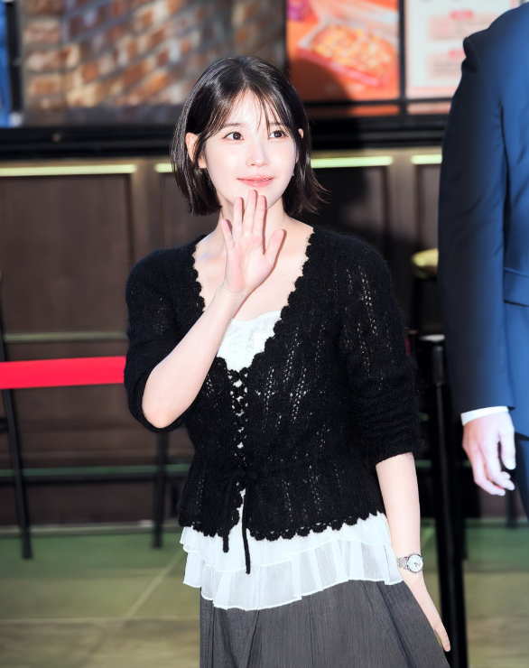 “단발하니 더 어려졌네” 33세 아이유, 무대인사서 난리 난 가을 니트룩