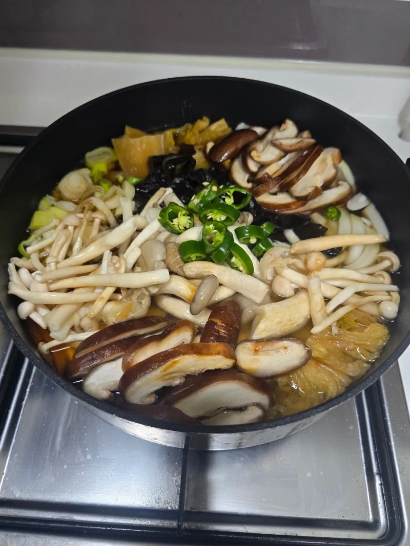 9월제철 버섯과 묵은지로 뚝딱 | 묵은지버섯전골 만들기 레시피