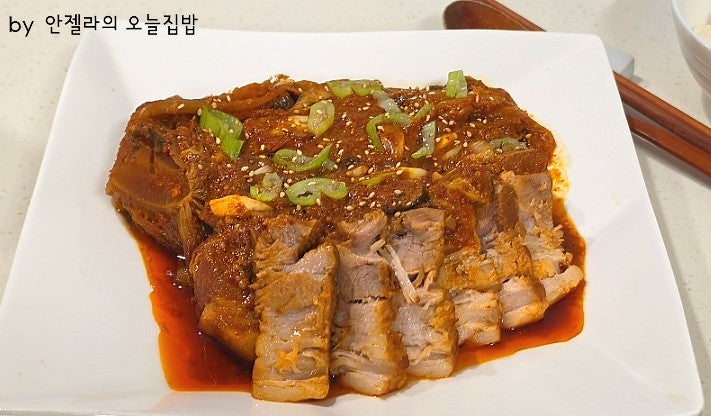 통삼겹 김치찜 레시피, 잘 익은 김치에 푹 끓여 밥 두 공기 먹는 통삼겹살 김치찜