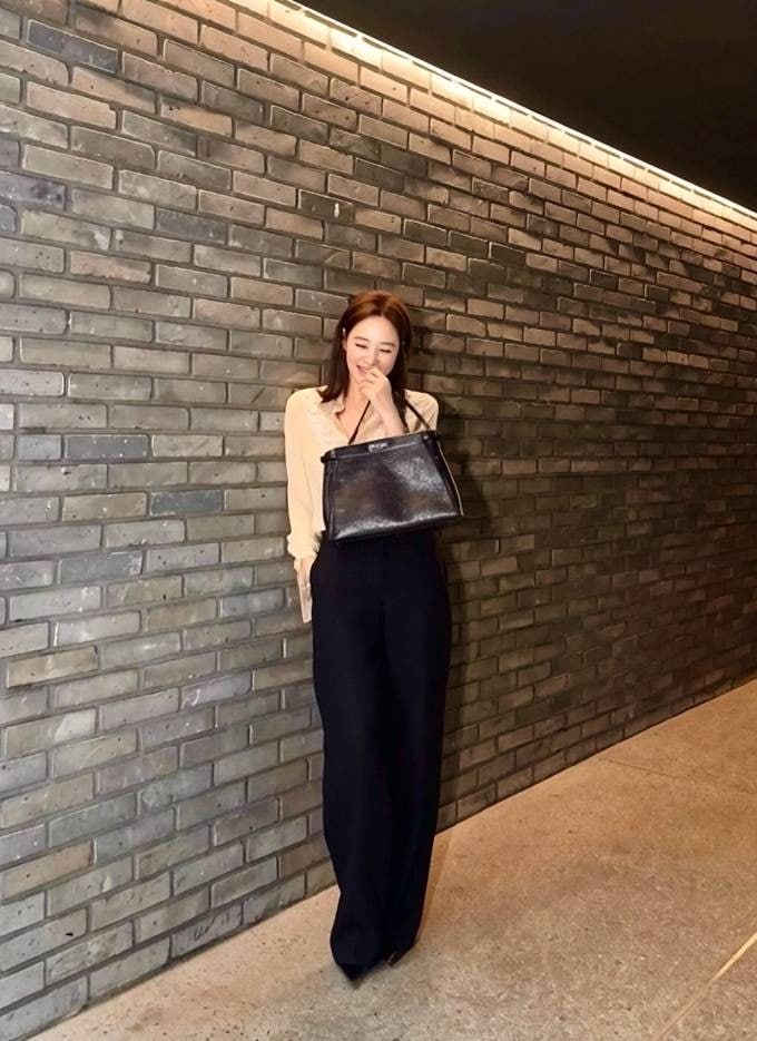 56세인데 미혼에 애 안 낳으니까 30대 같네! 올가을 셔츠와 슬랙스 매치의 교과서가 된 50대 여....