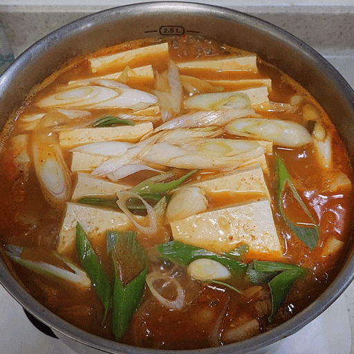 삼겹살 듬뿍 넣고 끓인 얼큰한 김치찌개두부까지 푸짐한 집밥 한 그릇