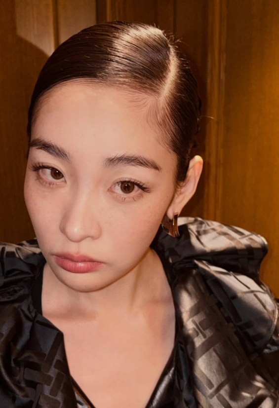 김민하 버버리 입은 거 보고 혼란 옴.. 나 이제 패션 모르겠다ㅋㅋ