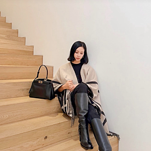 53세 고소영이 입으니 더 고급스럽다.. 올블랙에 펜디 숄 하나로 완성한 가을룩