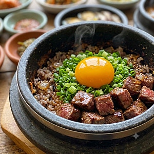 솥밥의 고급스러운 변신: 제철 식재료와 영양을 담은 타닥타닥 솥밥 더룸 한남 미식 가이드