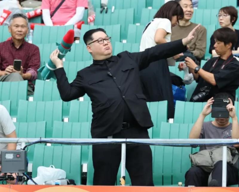 아시안게임 남북전 김정은 떴다? 미사일 들고 응원까지
