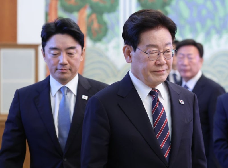 [일간지] 김현지 공격받자 강훈식이 떠난다 / ‘성난 농민’ 달래기… 농지 일괄 처분 유예 / ....