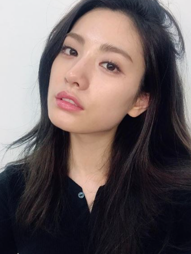 넷플릭스 ‘스캔들’보다 더 화제된 나나 입술, 필러 시술했나? 찾아보니