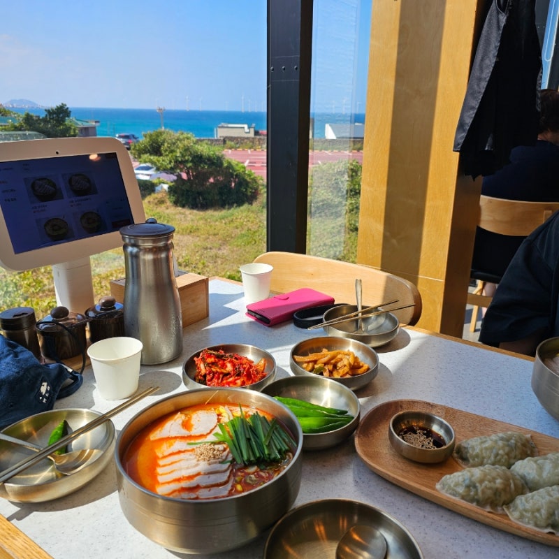 애월 현지인 맛집 한담국수 곽지애월점 다녀온 후기, 오션뷰부터 마라 고기국수까지 완벽했....
