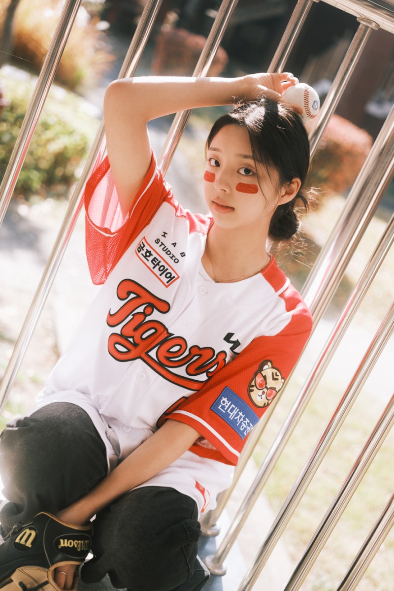 이국적인 감성의 핫플, 용산공원에서 기아 타이거즈 썸머 유니폼 입고 야구 스냅 촬영 photo by....