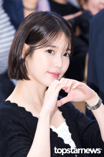 니트 하나에 단발 얹었을 뿐인데... 아이유가 보여준 올가을 여신룩의 정석