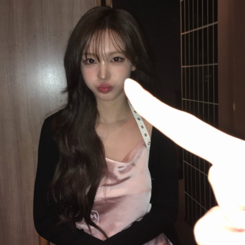 고향 음식 앞에서 무장해제된 아이브 리즈, 핑크 새틴 원피스 정체는?