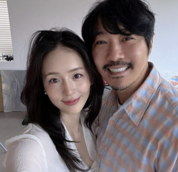 “결혼식 앞두고 남편이 매니저로?” KCM, ‘한지민 닮은꼴’ 아내 챙기는 모습 포착