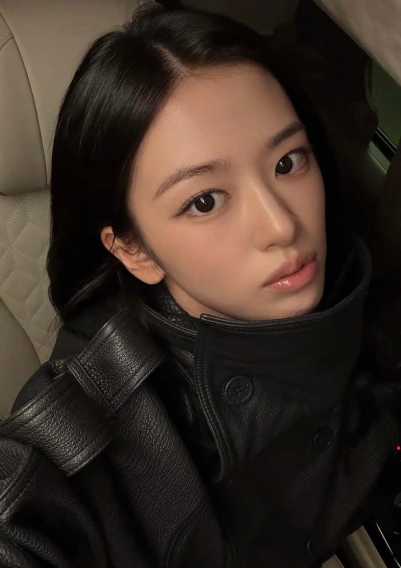 안유진 공항패션, 블랙 레더 재킷보다 셀카에서 더 눈에 들어온 포인트