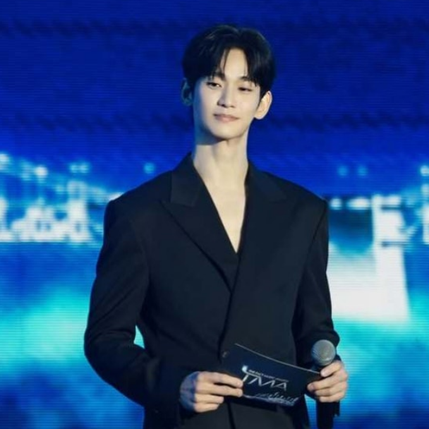 '많이 야위었네... ' 넘사벽 아우라 미모 김수현, 논란 후 1년 반 만 복귀