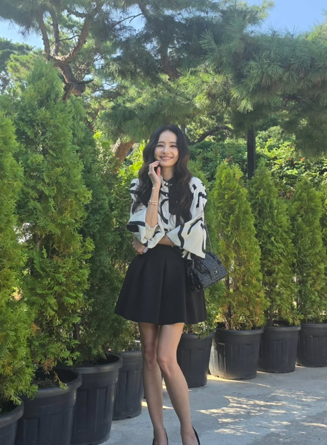 "바비인형 대회 지금 나가도 우승하겠네" 46살이라는 게 더 놀라운 여배우의 블라우스 가방 ....