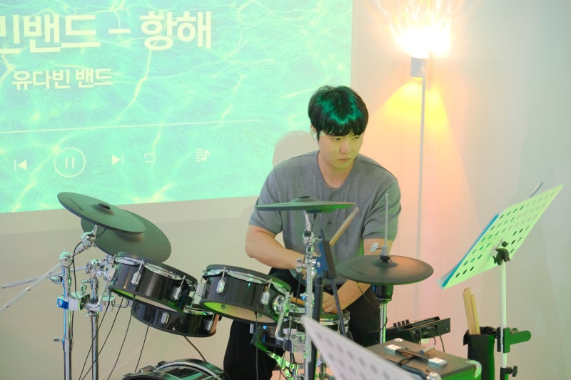 오늘은뮤직 안산점 드럼 수업에서 탐탐과 스네어를 연주하는 수강생