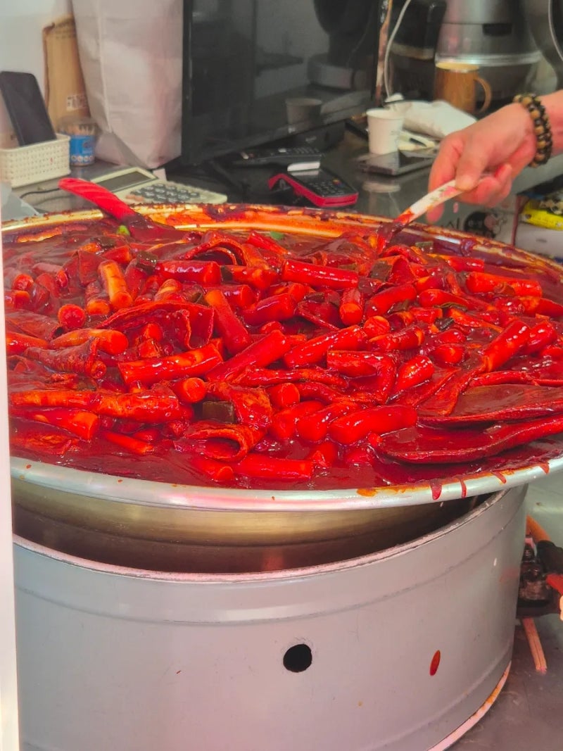Haeundae Tteokbokki Hotspot | Haeundae-gil Red Tteokbokki with a Waiting Line