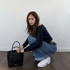 “살짝 먼저 신어봄” 효민이 공개한 셀린느×리복 스니커즈