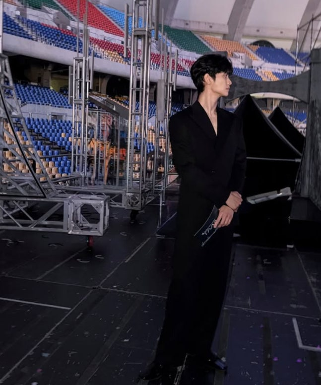 활동 재개’ 김수현, 빈 객석 앞에서 ‘아련한 눈빛 그 장면이 남긴 여운
