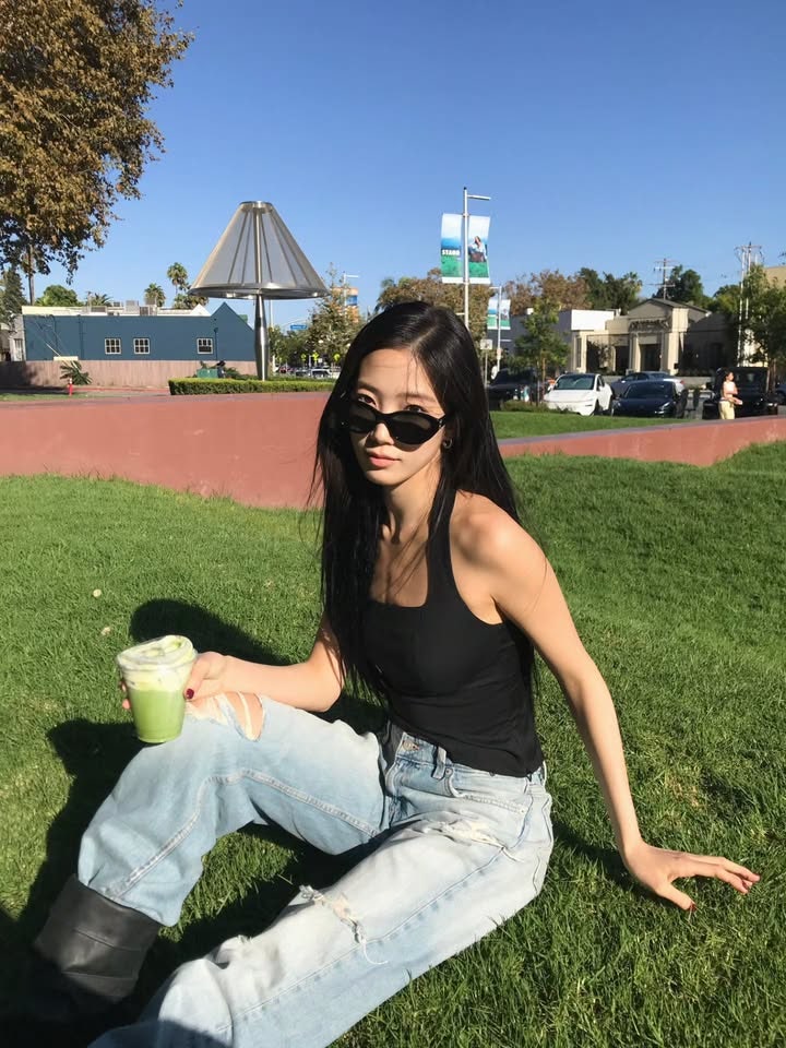 카즈하, 이렇게 힙했나…홀터넥에 찢어진 청바지 ‘美친 스트리트룩’