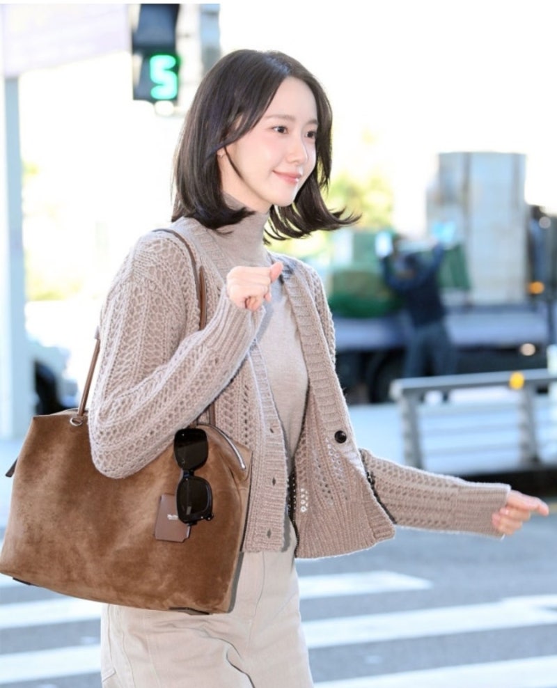 윤아, 이렇게 입으니 ‘가을 여신’ 그 자체…공항패션은 막스마라로 완성