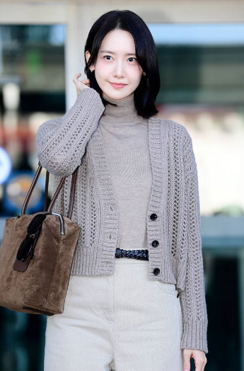 "패션위크 시작한 줄 알았는데..." 배우 윤아, 밀라노 출국길부터 화보 같은 "베이지 가을룩"