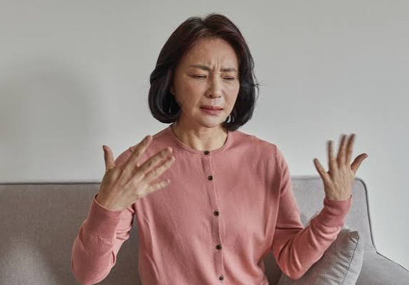 에스트로겐 부족 증상일까? 여성호르몬 감소 시 나타나는 변화 총정리