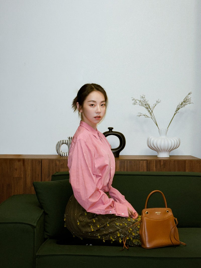 안소희 인스타 속 작정하고 고급스러워진 가을 코디 (+프라다 가방 정보)