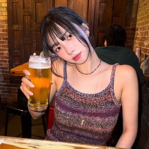 뭔가 달라졌다 했더니.. 렌즈 빼자 확 달라진 카리나 얼굴