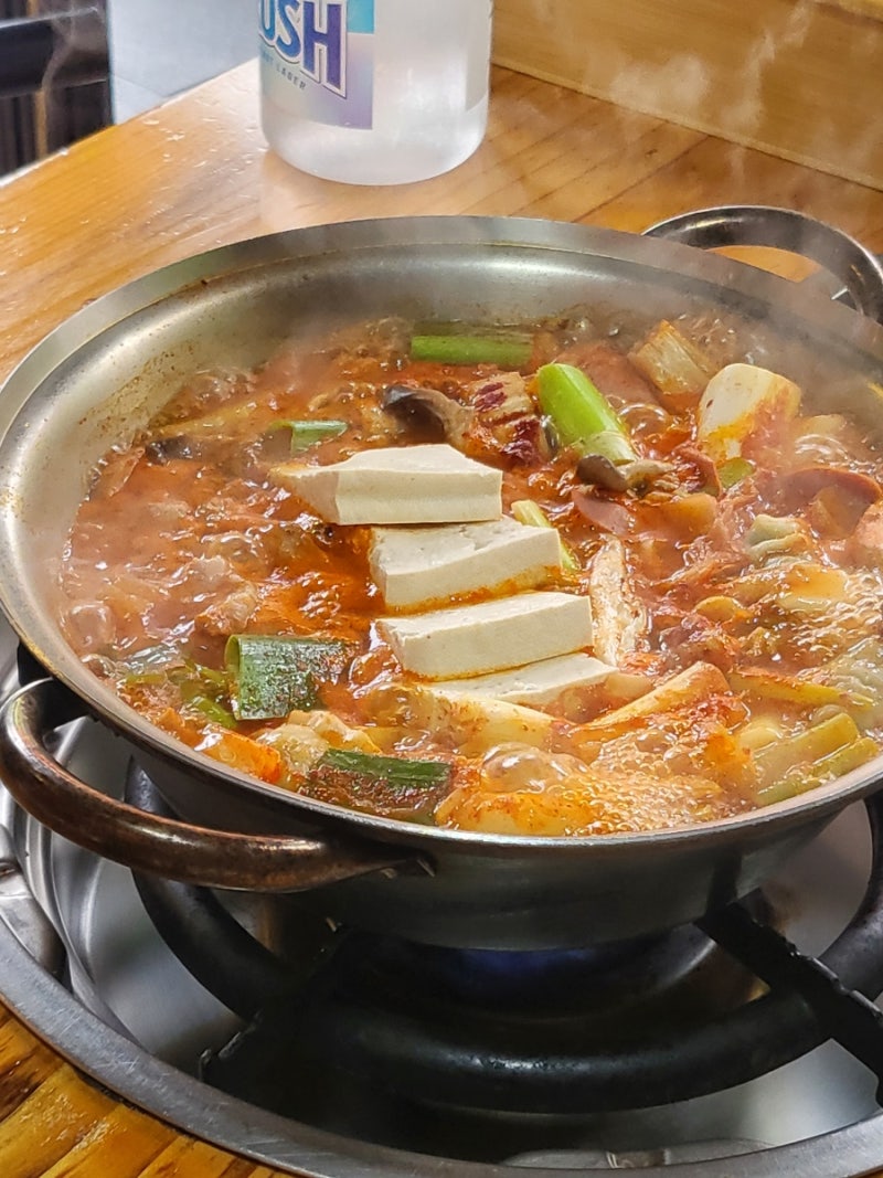 여의도 24시영업 장독대김치찌개 삼겹살도 맛있는 집