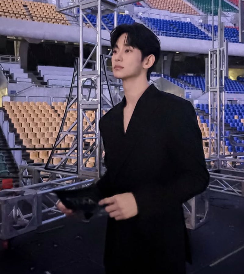 김수현, 1년 6개월 만에 선 빈 객석 무대…“아련한 눈빛” 포착