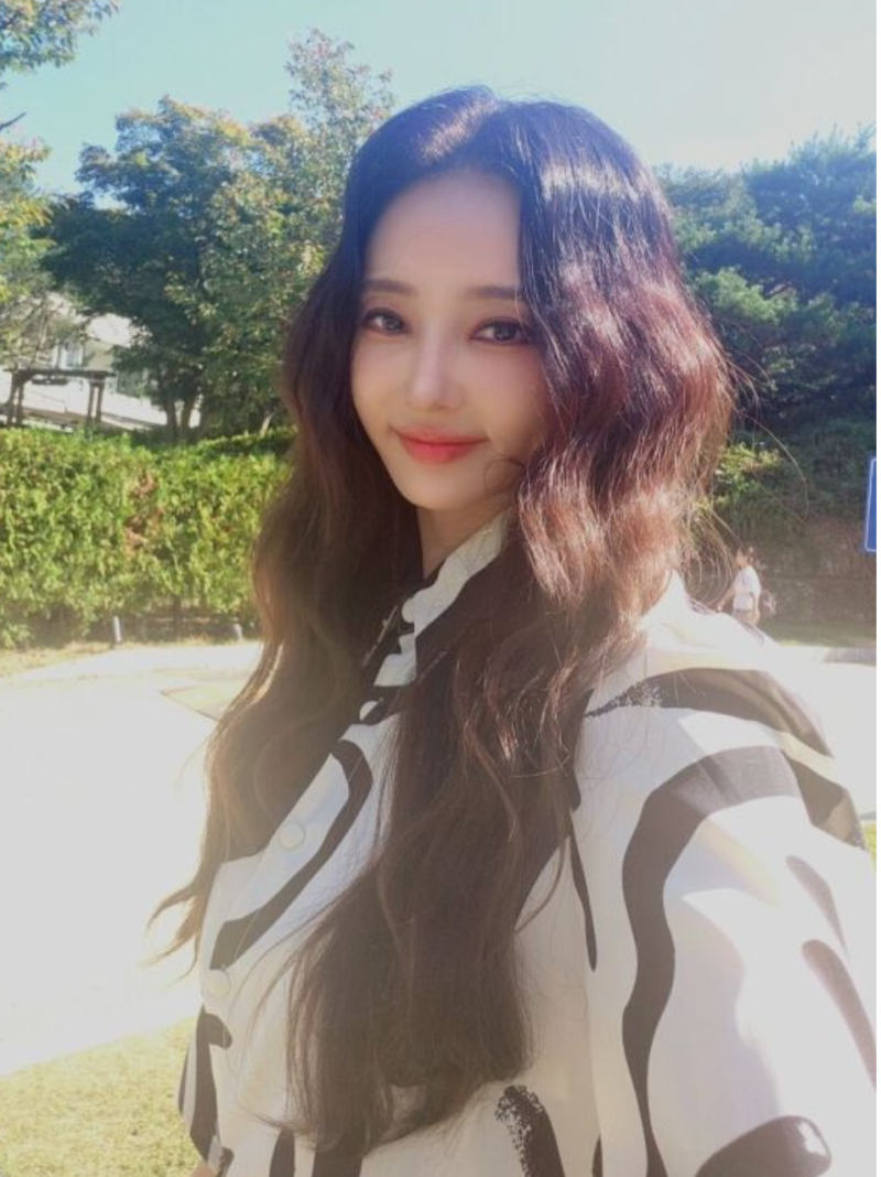 한채영 초근접 셀카, 큰 눈보다 더 또렷하게 보인 얼굴선과 분위기 변화