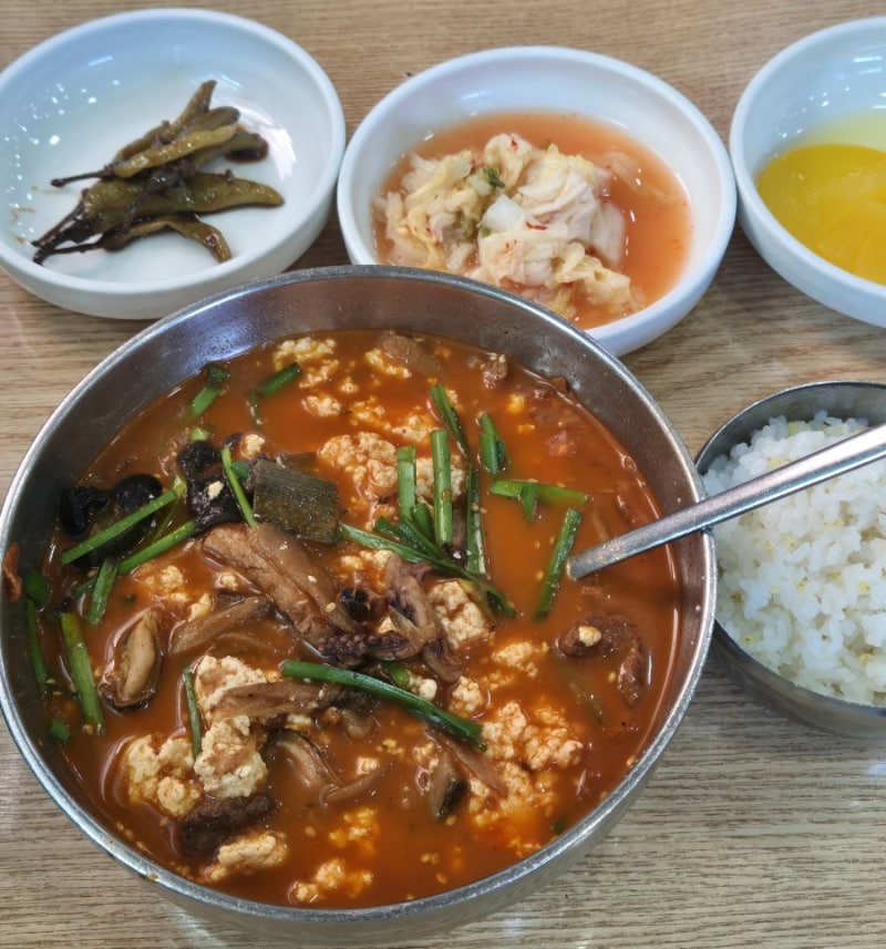 Gangneung Donghwa Garden, Original Jjamppong Sundubu (Sunday Morning Waiting)