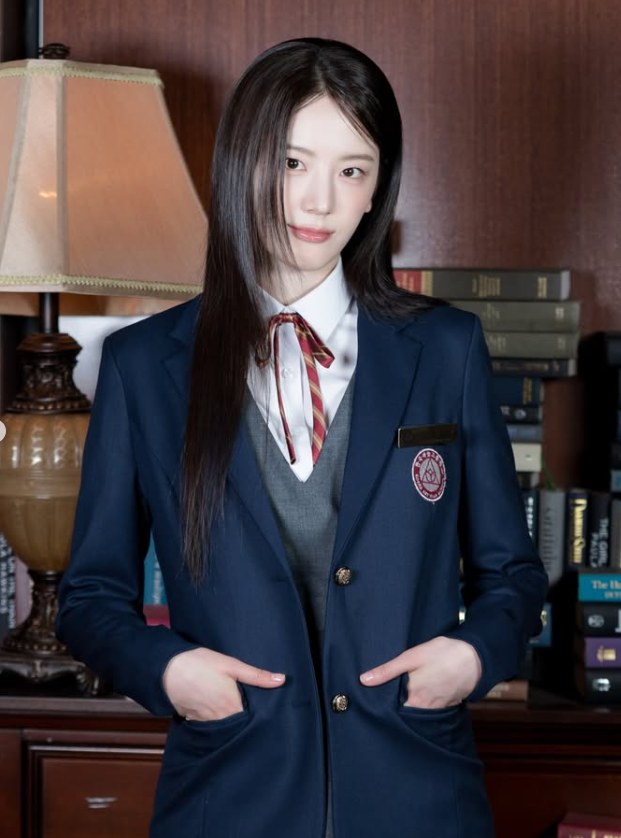 "포핸즈" 장규리 데일리룩! "체크·패턴·레그워머로 살린 세 가지 사복 코디"