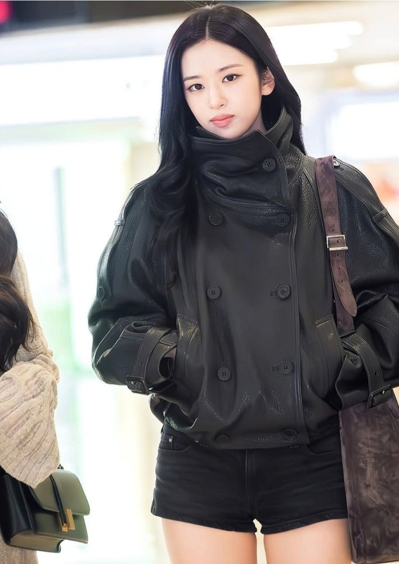 안유진 공항패션, 가죽 재킷 하나로 분위기 확 바뀌었다…짧은 팬츠와 레드 네일까지 눈길