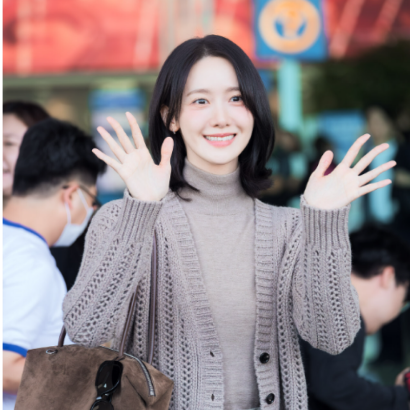 “9년 전에도 막스마라였는데..” 윤아, 밀라노 가는 날 선택한 가을 패션