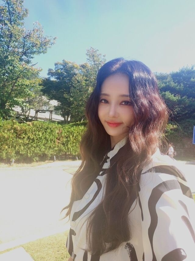 한채영, '굿모닝' 인사와 함께 공개한 달라진 비주얼…더 또렷해진 콧대