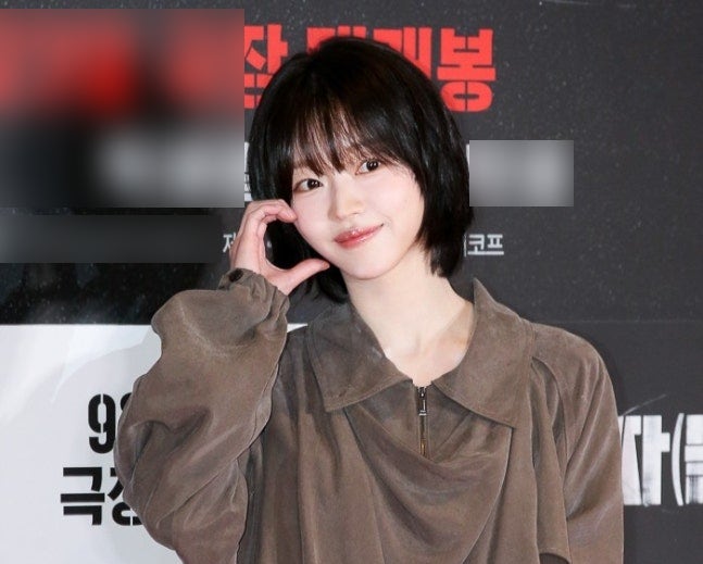 인형 아니야? 오마이걸 유아 단발 변신 비현실적인 비율에 VIP 시사회 패션까지